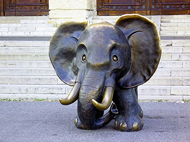 Elefante de bronce frente al Museo de Historia Natural en Viena.